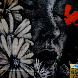 Street-art représentant une femme et des marguerites en noir et blanc - France  - collection de photos clin d'oeil, catégorie streetart